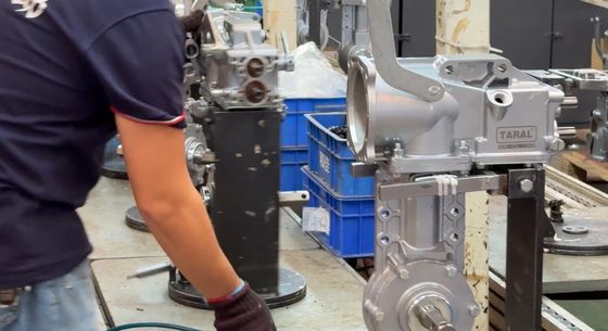 Landbouwmachines met een micro-versnellingsbak en een micro-warmversnellingsmotor